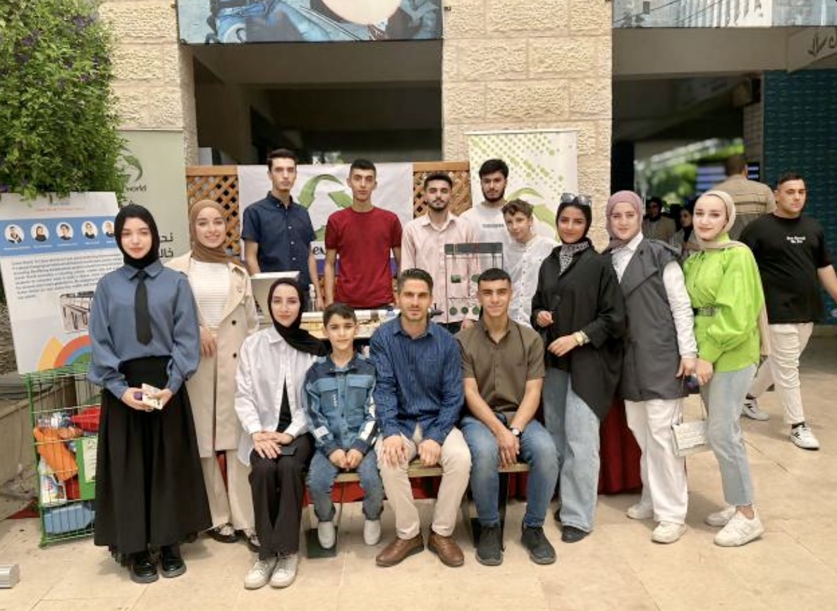 حكاية شبان فلسطينيين أعادوا تشكيل واقع البلاستيك في مدينتهم